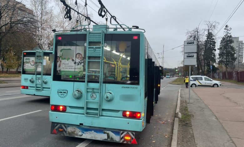 Поліція шукає свідків ДТП у Чернігові, коли тролейбус переїхав ногу пенсіонеру