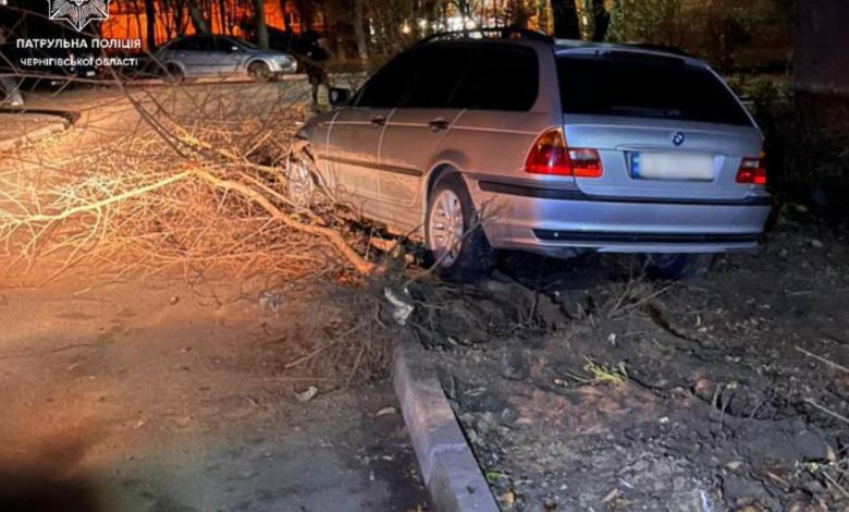 У Чернігові нетверезий водій намагався втекти від переслідування та скоїв ДТП