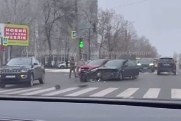 У Чернігові зіткнулися дві автівки – пасажирку госпіталізовано (Відеофакт)