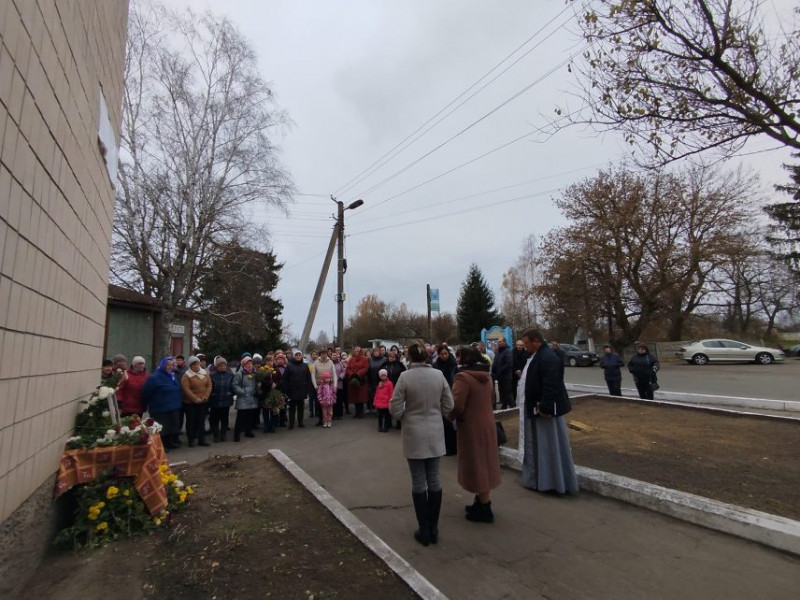 В селі на Чернігівщині встановили пам’ятну дошку про перейменування на честь загиблого воїна вулиці та провулків