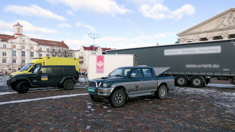 Волонтери з Бельгії та Нідерландів привезли до Чернігова "Пікап", "швидку", генератори, медикаменти, одяг та продукти