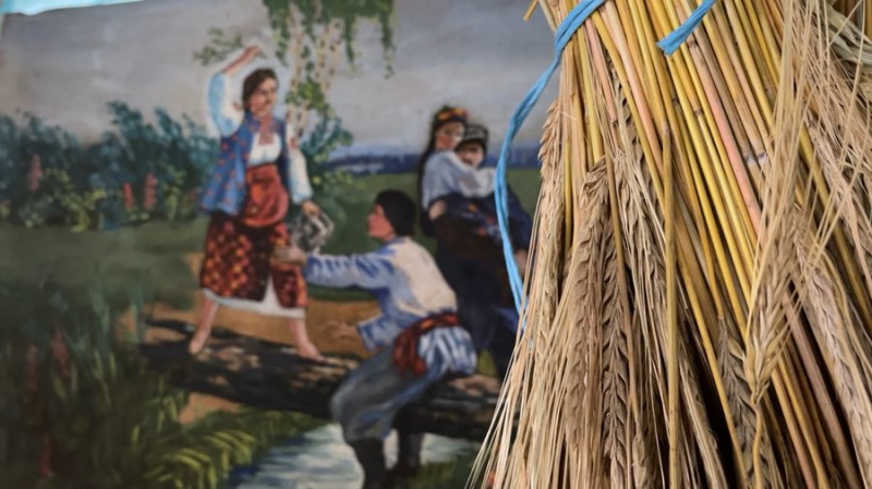 Близько 40 дідухів зі збіжжя виробили на Чернігівщині: історія жінки, яку цьому навчив батько, а його — дідусь