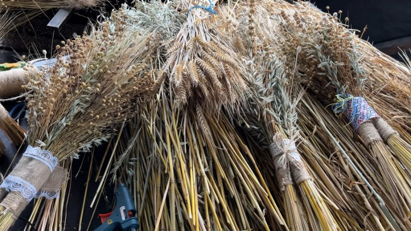 Близько 40 дідухів зі збіжжя виробили на Чернігівщині: історія жінки, яку цьому навчив батько, а його — дідусь