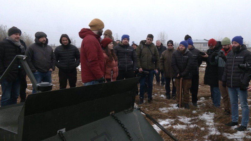 Вивчають характеристики машин та вчаться керувати: у Чернігові провели курс з механізованого розмінування для ветеранів