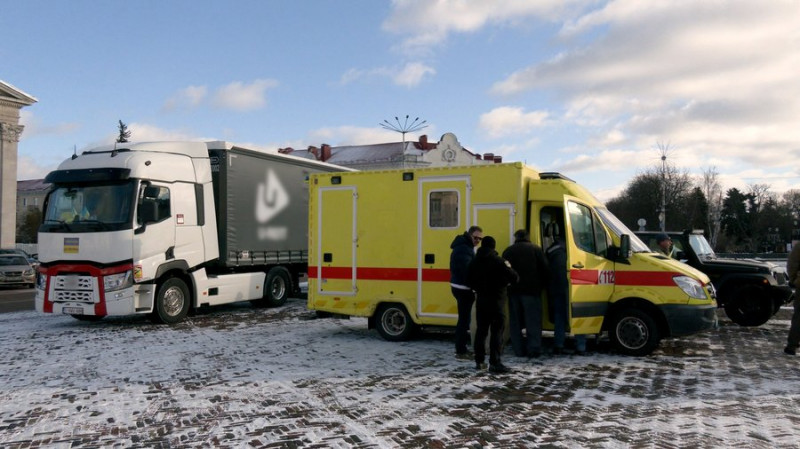 Волонтери з Бельгії та Нідерландів привезли до Чернігова "Пікап", "швидку", генератори, медикаменти, одяг та продукти