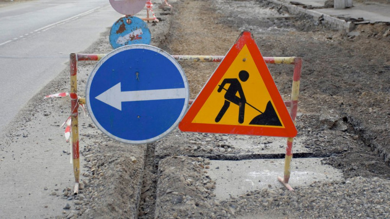 Перекриття руху на вулиці Степана Бандери у Чернігові продовжили до травня