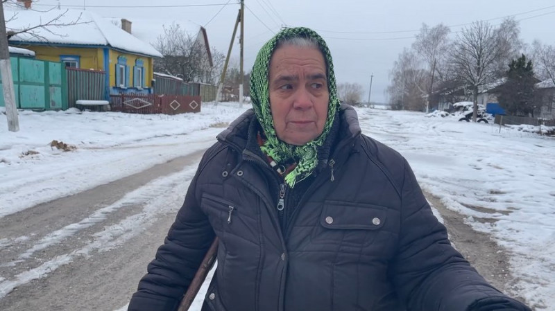 Без зв'язку, світла та під обстрілами: як живуть люди у Костобоброві на Чернігівщині за кілометр від кордону з РФ