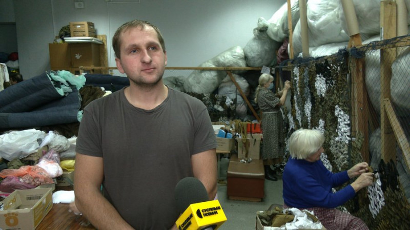 "Або ти воюєш, або допомагаєш": як чернігівські волонтери плетуть сітки, роблять маскувальні костюми та матраци для ЗСУ