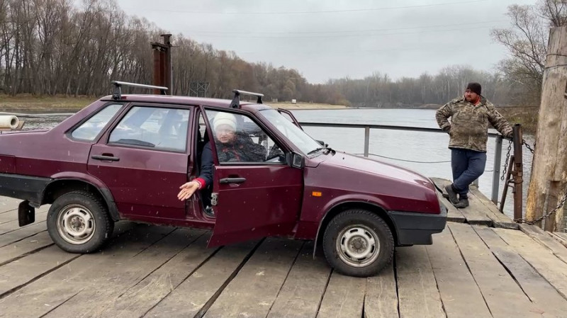 Єдиний на Чернігівщині працює взимку та скорочує шлях на 90 км: як переправляють поромом через Десну людей та машини