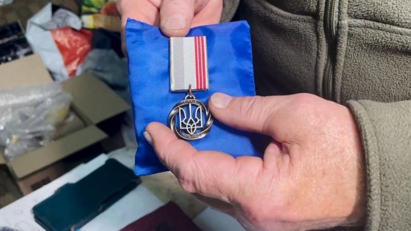 "Щоб було відчуття, що про них пам’ятають": житель Прилук виготовляє металеві шеврони та нагрудні знаки для військових