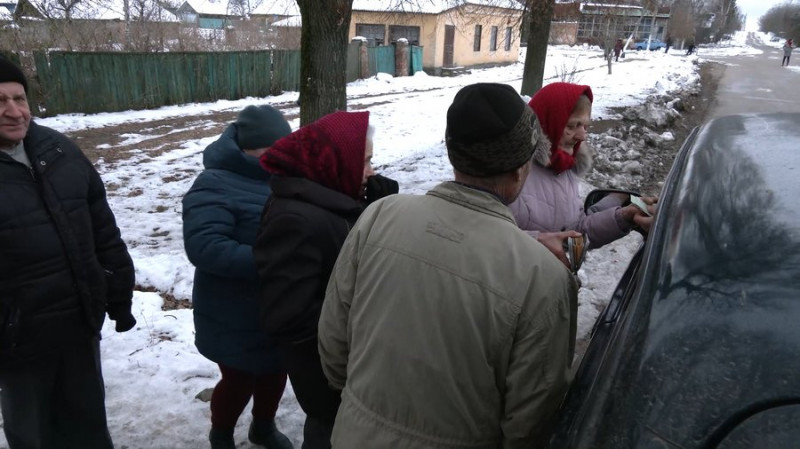 Без зв'язку, світла та під обстрілами: як живуть люди у Костобоброві на Чернігівщині за кілометр від кордону з РФ