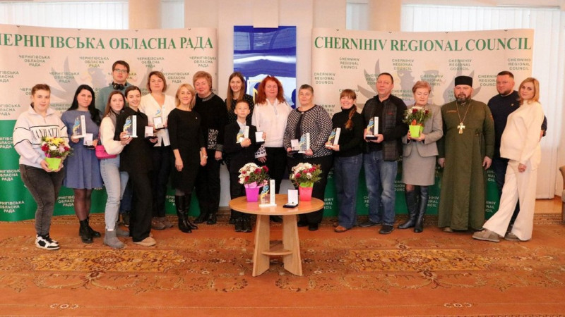 "Або ти воюєш, або допомагаєш": як чернігівські волонтери плетуть сітки, роблять маскувальні костюми та матраци для ЗСУ