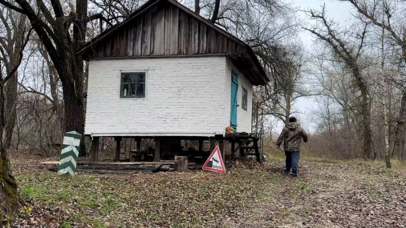 Єдиний на Чернігівщині працює взимку та скорочує шлях на 90 км: як переправляють поромом через Десну людей та машини