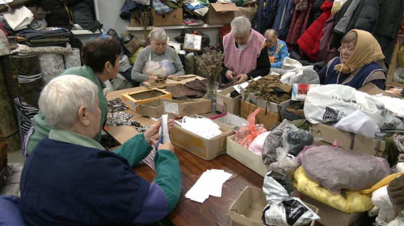 "Або ти воюєш, або допомагаєш": як чернігівські волонтери плетуть сітки, роблять маскувальні костюми та матраци для ЗСУ