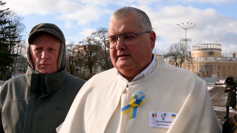 Волонтери з Бельгії та Нідерландів привезли до Чернігова "Пікап", "швидку", генератори, медикаменти, одяг та продукти