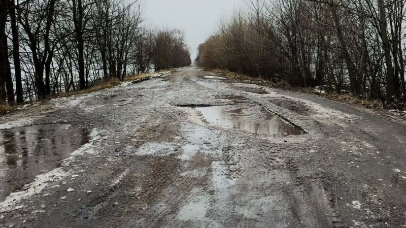 "Це – знущання з живих людей": чому не ремонтують дорогу на Чернігівщині між селами Вишневе, Бурівка та Тупичів