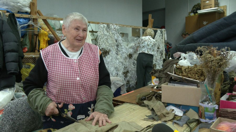 "Або ти воюєш, або допомагаєш": як чернігівські волонтери плетуть сітки, роблять маскувальні костюми та матраци для ЗСУ