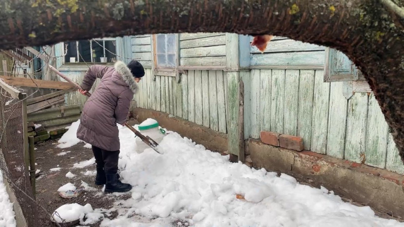 Без зв'язку, світла та під обстрілами: як живуть люди у Костобоброві на Чернігівщині за кілометр від кордону з РФ