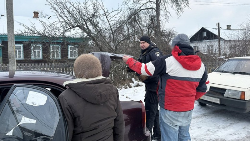 "Ховалися по підвалах і погребах, бо дуже страшно": з села на прикордонні Чернігівщини евакуювали пенсіонерів