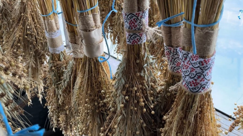 Близько 40 дідухів зі збіжжя виробили на Чернігівщині: історія жінки, яку цьому навчив батько, а його — дідусь