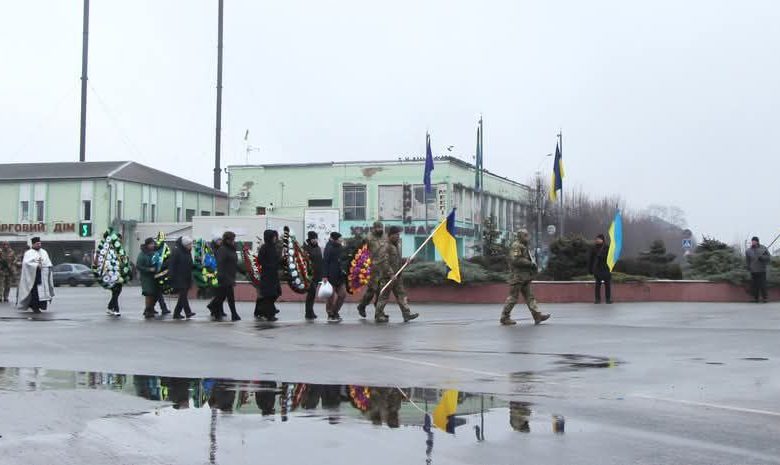 Чернігівщина в жалобі: у Сновську поховали полеглого військового