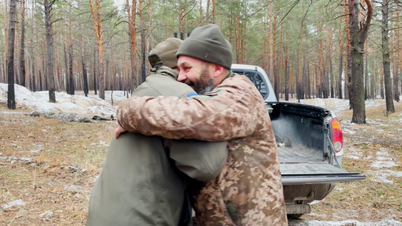 Підтримують життя пацієнтів у дорозі: медикам у Чернігові передали два реанімобілі