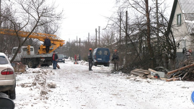 "Летів низько, зачепився за дерево і здетонував": як ліквідовують наслідки вибуху "шахеда" у Корюківці на Чернігівщині