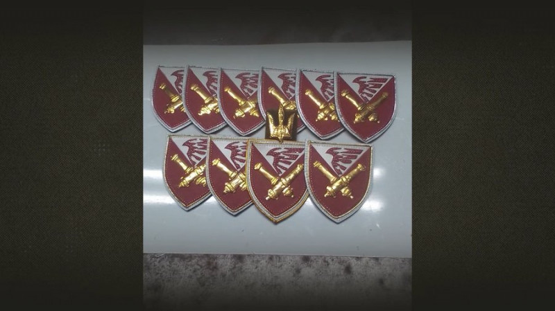 "Щоб було відчуття, що про них пам’ятають": житель Прилук виготовляє металеві шеврони та нагрудні знаки для військових