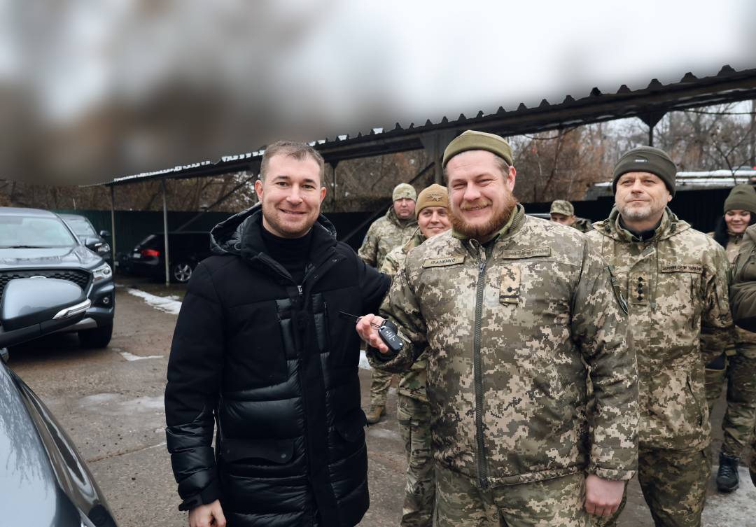 Дев’ять нових позашляховиків для військових: підтримка Чернігова продовжується