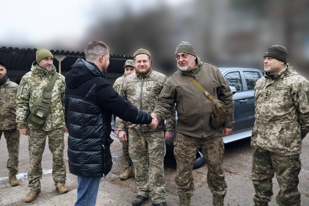 Дев’ять нових позашляховиків для військових: підтримка Чернігова продовжується