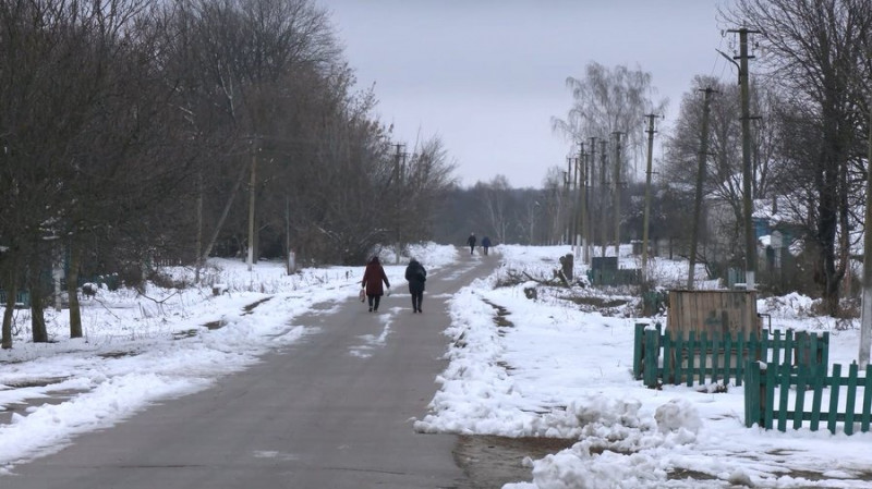 Без зв'язку, світла та під обстрілами: як живуть люди у Костобоброві на Чернігівщині за кілометр від кордону з РФ