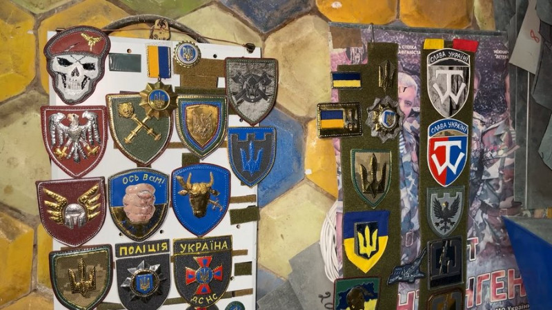 "Щоб було відчуття, що про них пам’ятають": житель Прилук виготовляє металеві шеврони та нагрудні знаки для військових