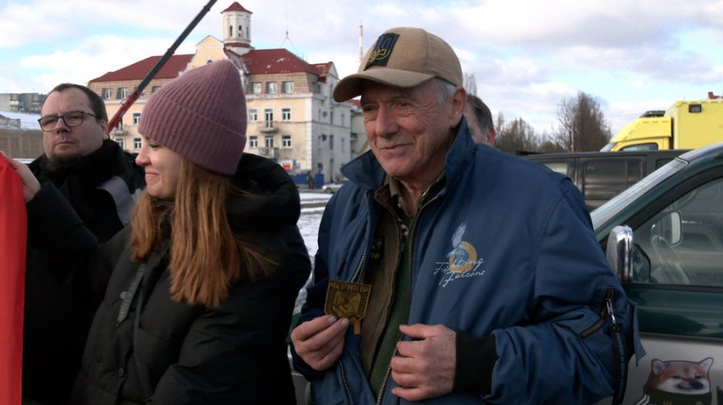 Волонтери з Бельгії та Нідерландів привезли до Чернігова "Пікап", "швидку", генератори, медикаменти, одяг та продукти