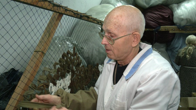 "Або ти воюєш, або допомагаєш": як чернігівські волонтери плетуть сітки, роблять маскувальні костюми та матраци для ЗСУ