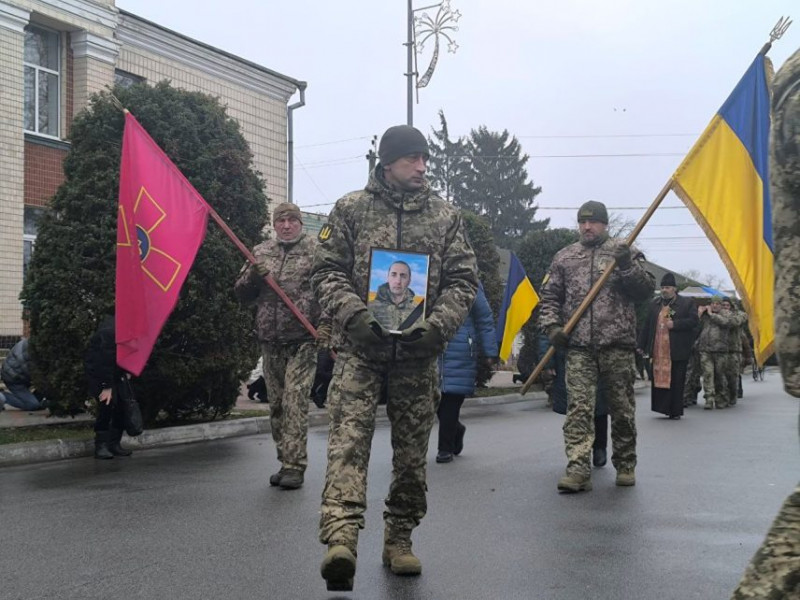 На Чернігівщині провели в останню путь воїна, який трагічно загинув у бою на Донеччині 