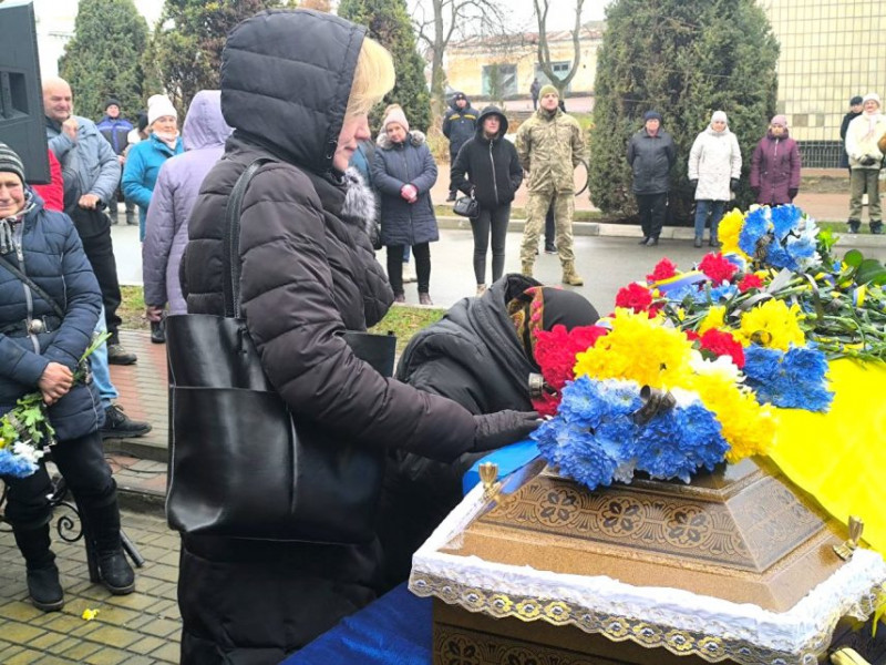 На Чернігівщині провели в останню путь воїна, який трагічно загинув у бою на Донеччині 