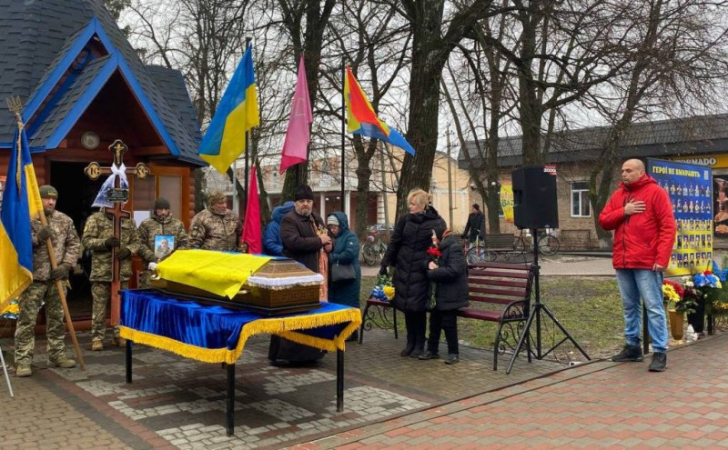 На Чернігівщині провели в останню путь воїна, який трагічно загинув у бою на Донеччині 