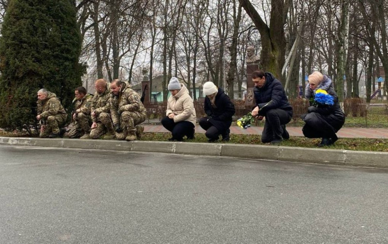 На Чернігівщині провели в останню путь воїна, який трагічно загинув у бою на Донеччині 