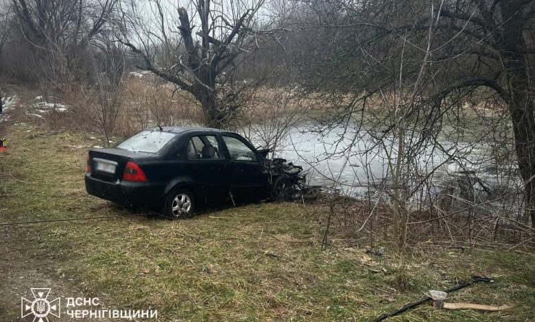 На Чернігівщині з водойми дістали автівку (Фото)