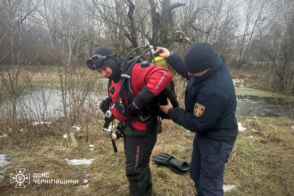 На Чернігівщині з водойми дістали автівку (Фото)