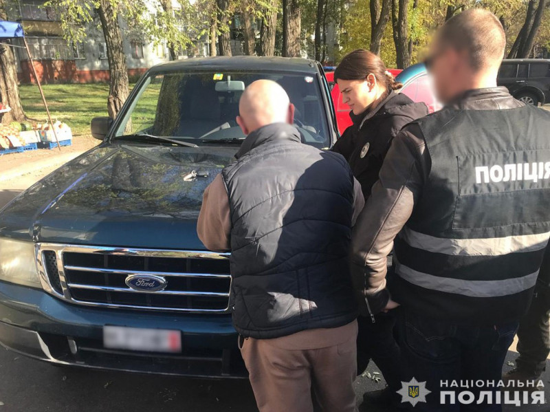 Обіцяв «пригнати» авто з-за кордону: чернігівські поліцейські викрили зловмисника, який ошукав десятки військових та волонтерів на сотні тисяч доларів (Фото)