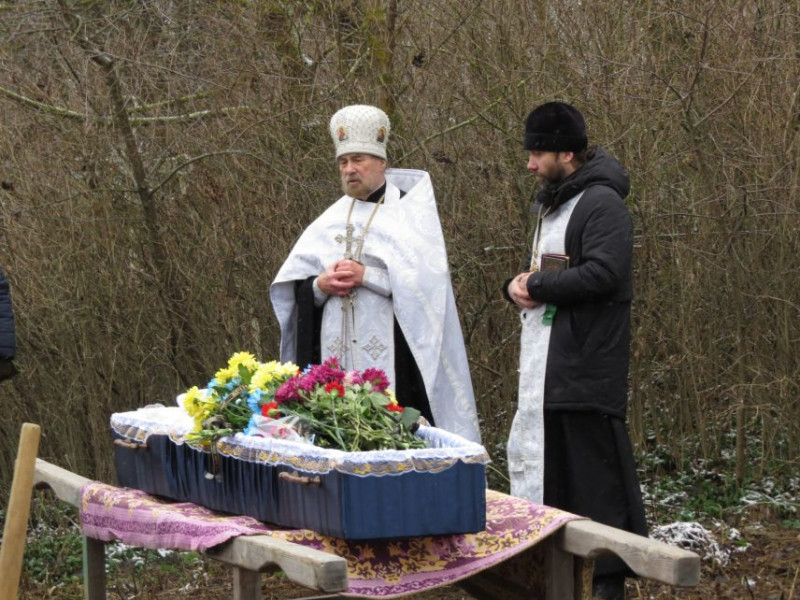 Поховали біля дружини: на Чернігівщині попрощалися із захисником, що поліг у бою