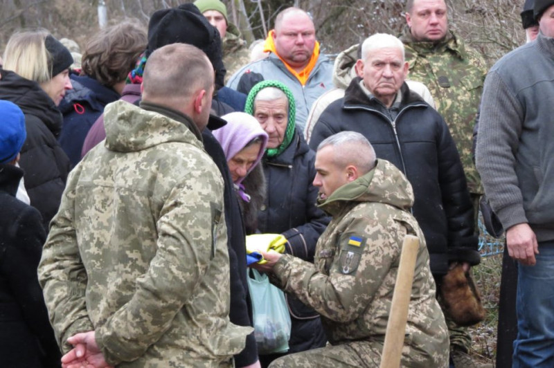 Поховали біля дружини: на Чернігівщині попрощалися із захисником, що поліг у бою