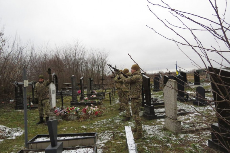 Поховали біля дружини: на Чернігівщині попрощалися із захисником, що поліг у бою