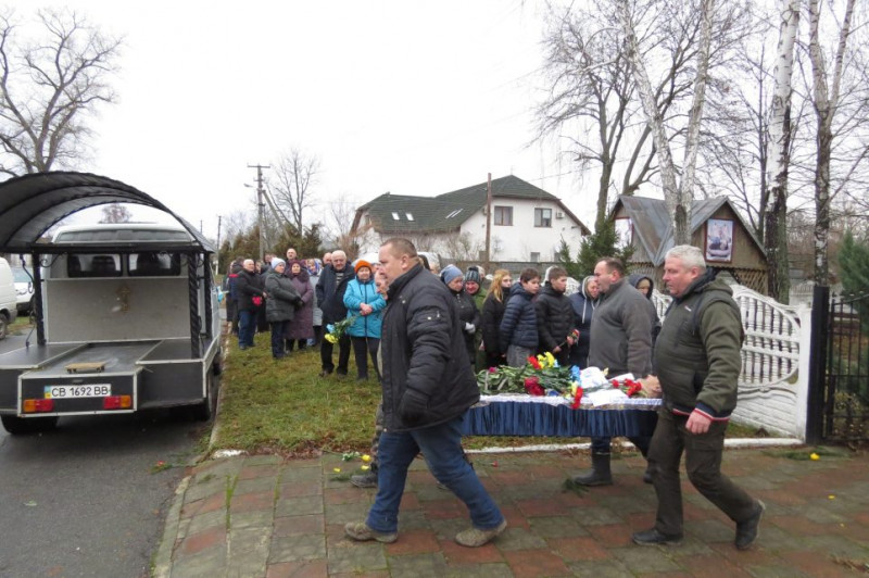 Поховали біля дружини: на Чернігівщині попрощалися із захисником, що поліг у бою