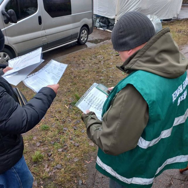 Протокол і претензія майже на вісімсот гривень за зрубану сосну: на Чернігівщині тривають рейди екоінспекторів