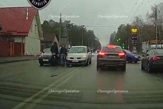 У Чернігові на проспекті не розминулися дві автівки (Фотофакт)