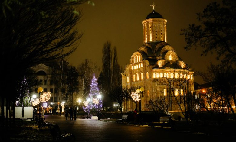 У Чернігові встановили святкову ілюмінацію (Фото)