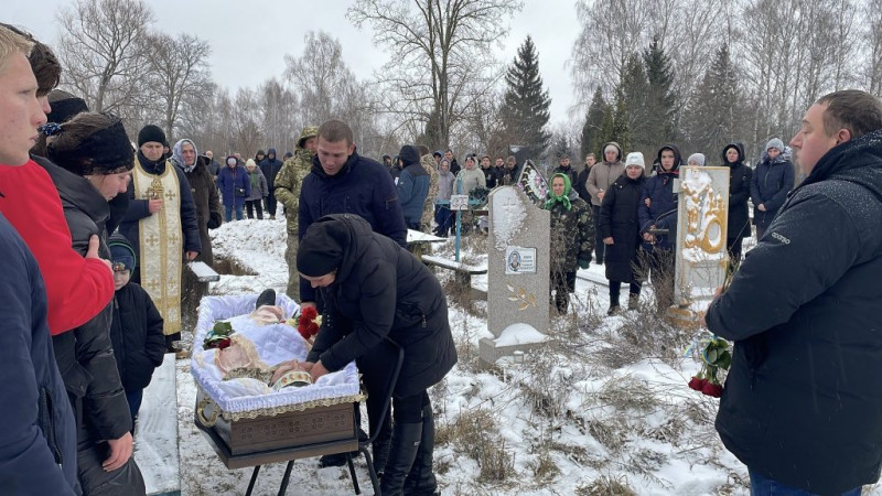 Залишилася тримісячна дитина: на Чернігівщині попрощалися із загиблим воїном, який нещодавно одружився