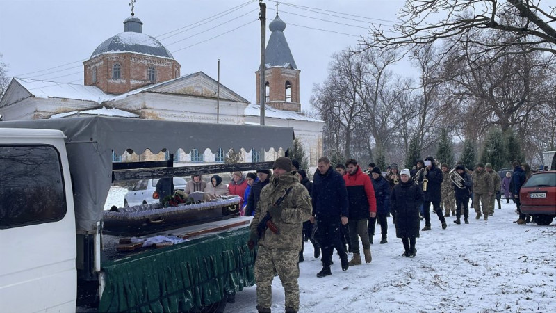 Залишилася тримісячна дитина: на Чернігівщині попрощалися із загиблим воїном, який нещодавно одружився